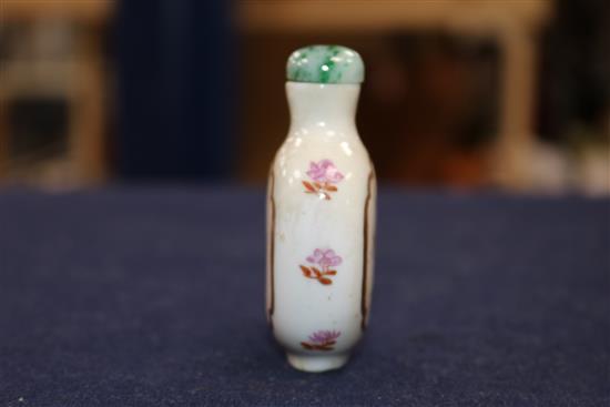 A Chinese porcelain scent bottle